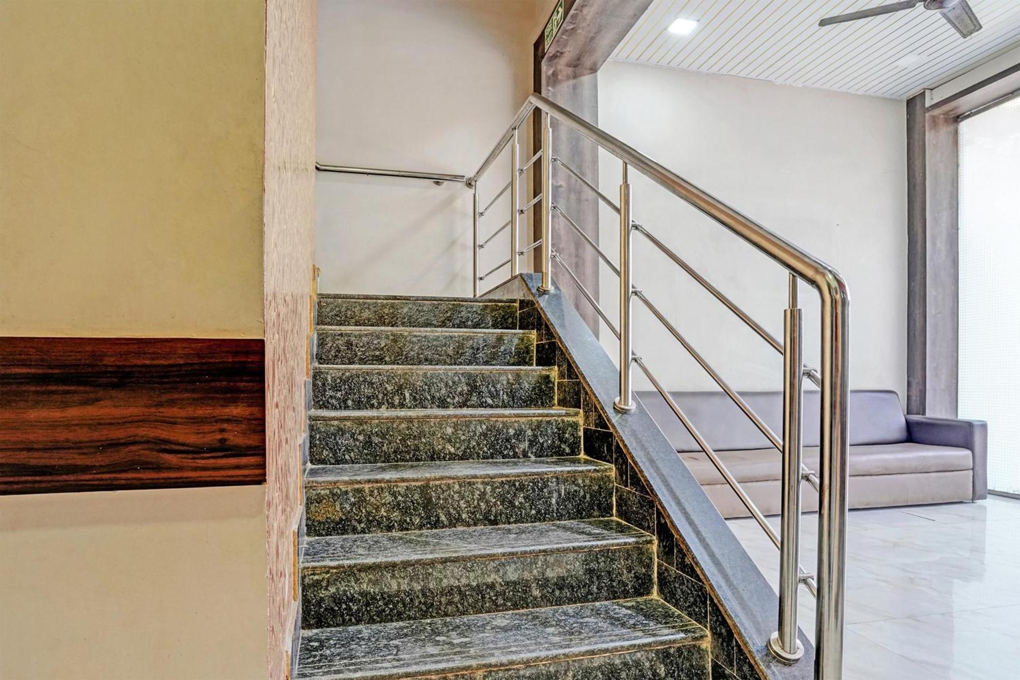 Oyo Hotel Blue Sapphire Residency Near Chhatrapati Shivaji International Airport 뭄바이 외부 사진