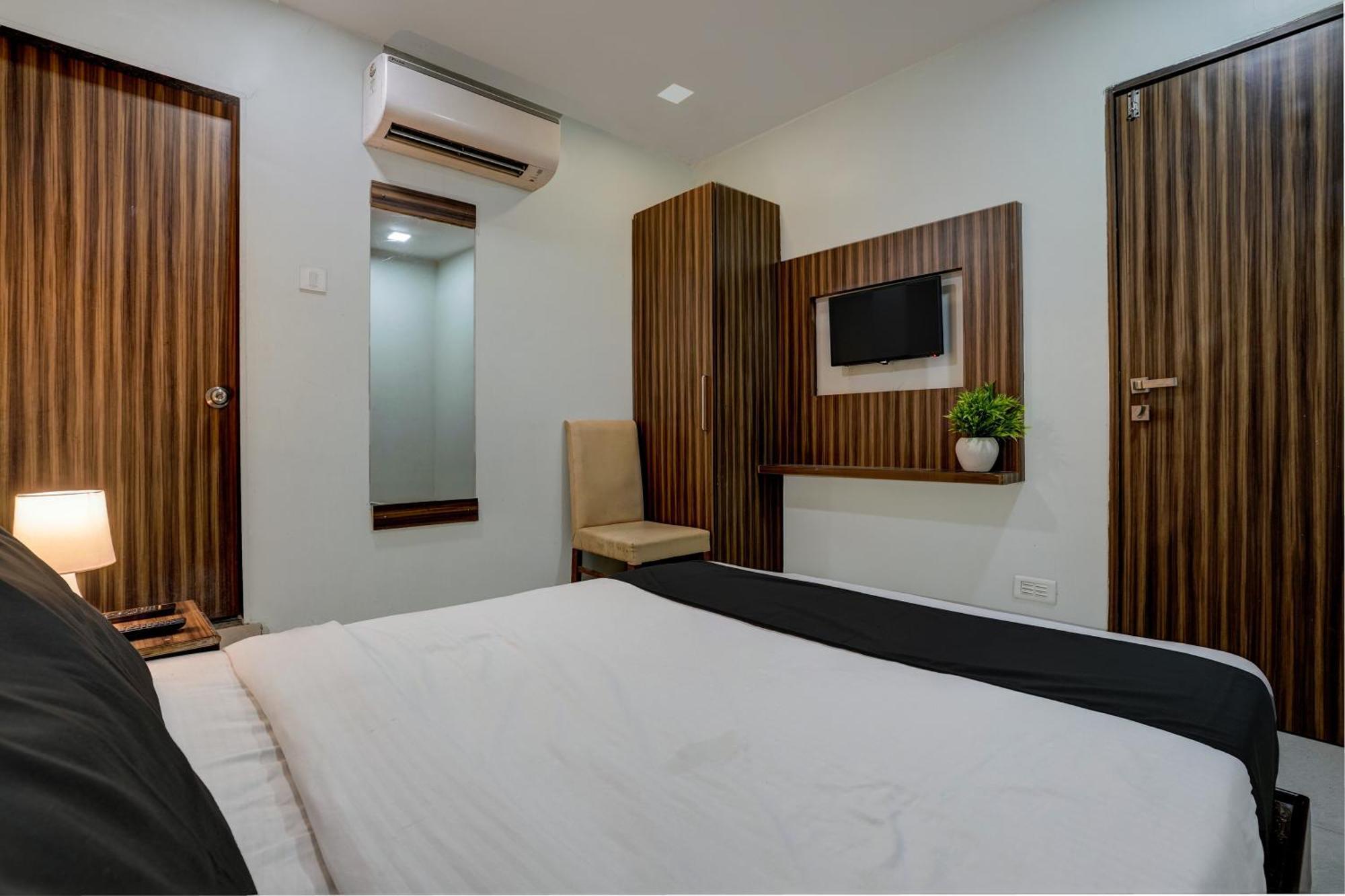 Oyo Hotel Blue Sapphire Residency Near Chhatrapati Shivaji International Airport 뭄바이 외부 사진